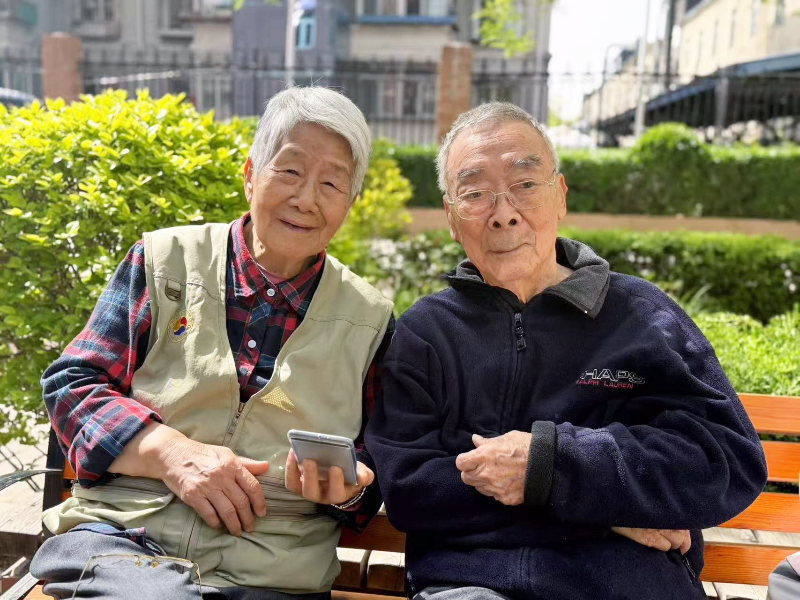 “这里比家更懂如何爱我们”——闻立鹏夫妇在椿萱茂的七年:当照护成为守护 “这里比家更懂如何爱我们”——闻立鹏夫妇在椿萱茂的七年:当照护成为守护