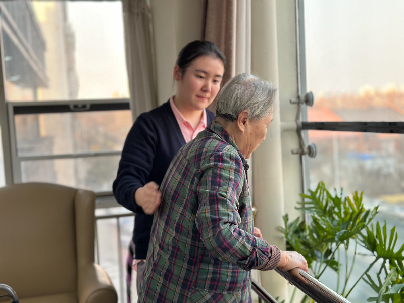 从卧床到站立，从抗拒到信任：一位00后护理员与“90后”奶奶的双向治愈