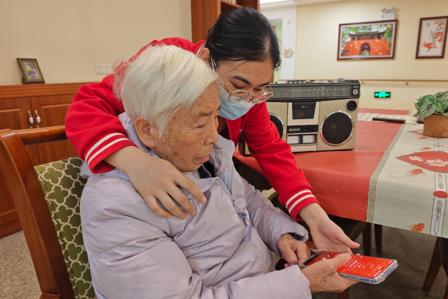 如何让多重慢病长辈活出质量？王老师在椿萱茂的照护故事，就是最好答案